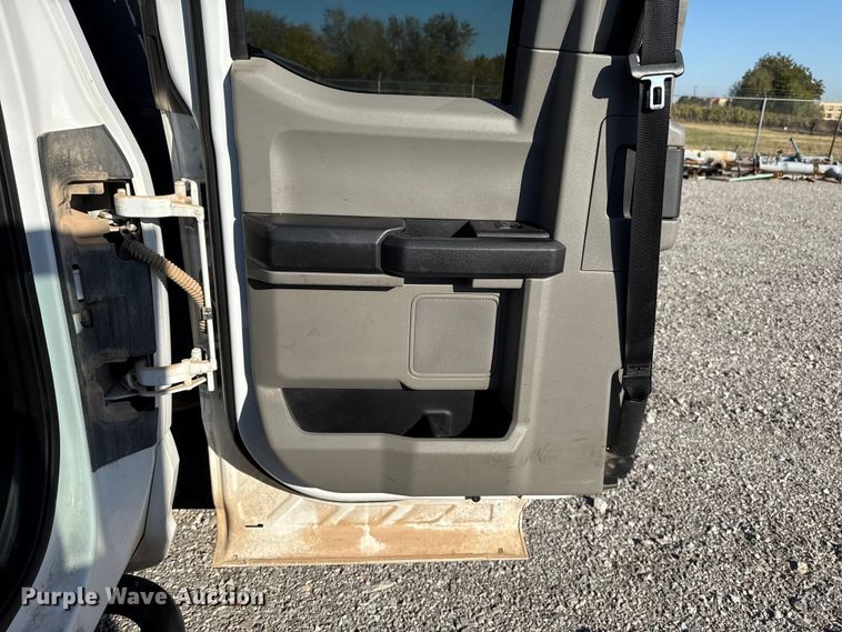 image for item EU5341 2021 Ford F350 Super Duty  SuperCab flatbed pickup truck