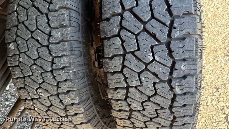 image for item EU5341 2021 Ford F350 Super Duty  SuperCab flatbed pickup truck