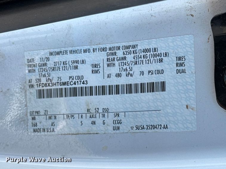 image for item EU5341 2021 Ford F350 Super Duty  SuperCab flatbed pickup truck