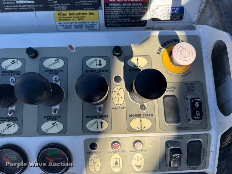 image for item EU6225 2014 Freightliner Business Class M2 digger derrick truck