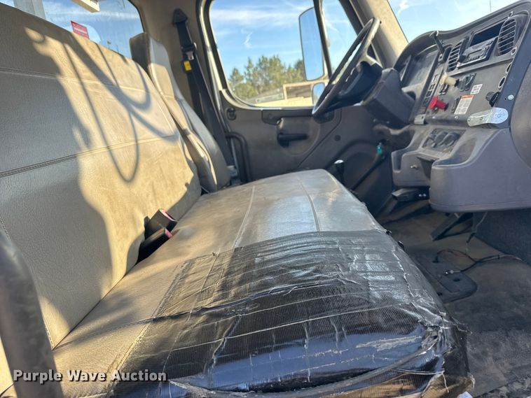 image for item EU6225 2014 Freightliner Business Class M2 digger derrick truck