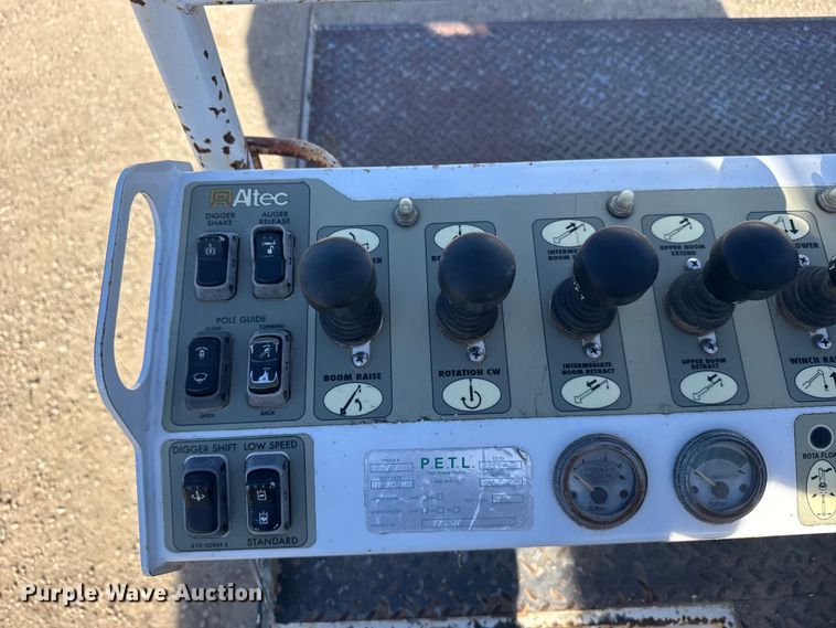 image for item EU6227 2011 Kenworth T3 Series digger derrick truck