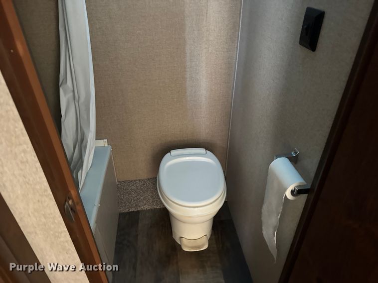 image for item EU6293 2017 Crossroads RV 18BH camper