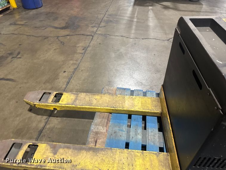 image for item EU6337 Hyster W40Z pallet jack