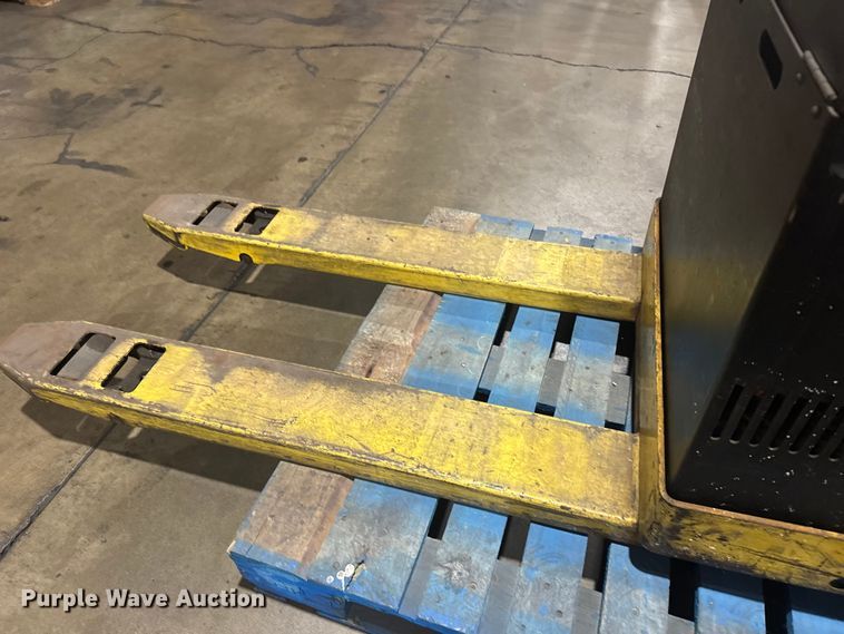 image for item EU6337 Hyster W40Z pallet jack