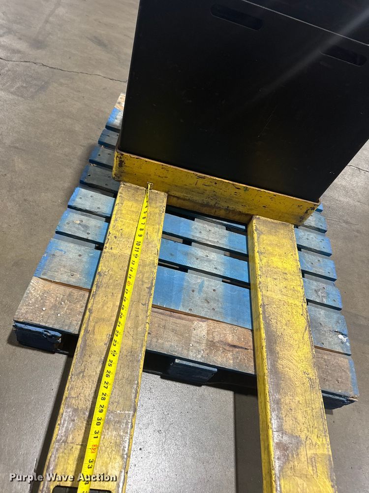 image for item EU6337 Hyster W40Z pallet jack