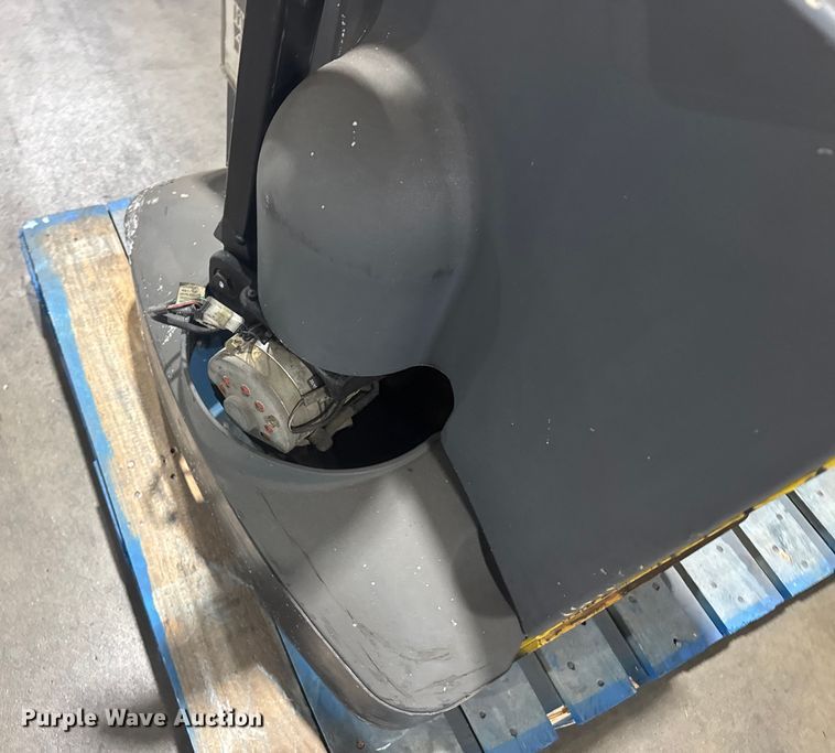 image for item EU6337 Hyster W40Z pallet jack