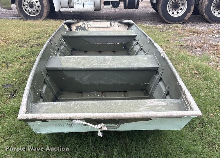image for item EV2527 Alumacraft boat