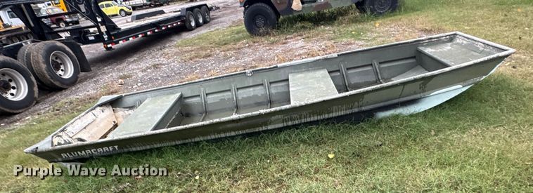 image for item EV2527 Alumacraft boat