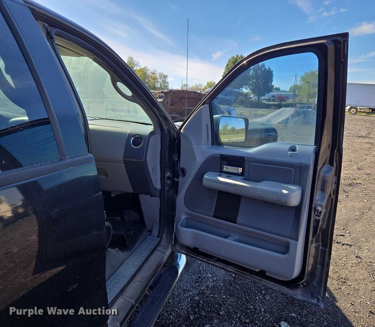 image for item EV2538 2005 Ford F150 XLT SuperCrew pickup truck