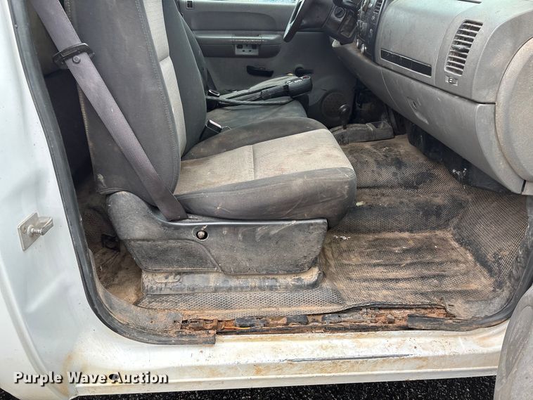 image for item EV3223 2008 Chevrolet Silverado 3500HD bale bed pickup truck