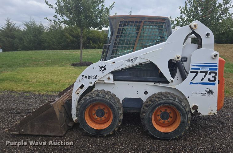 image for item EV5444 2001 Bobcat 773 skid steer loader