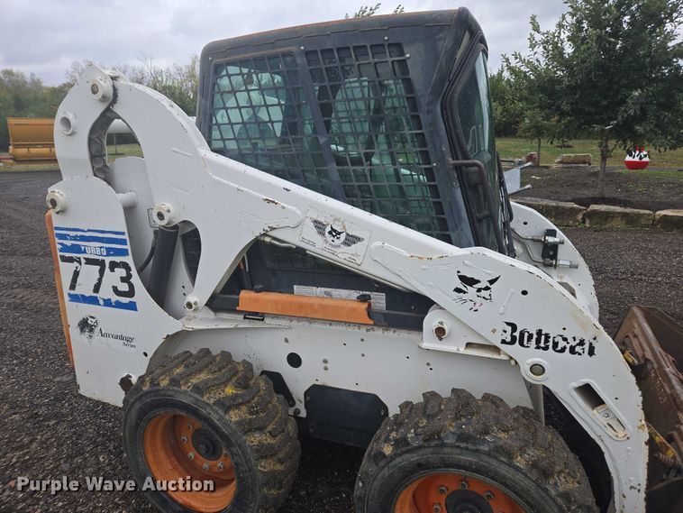 image for item EV5444 2001 Bobcat 773 skid steer loader