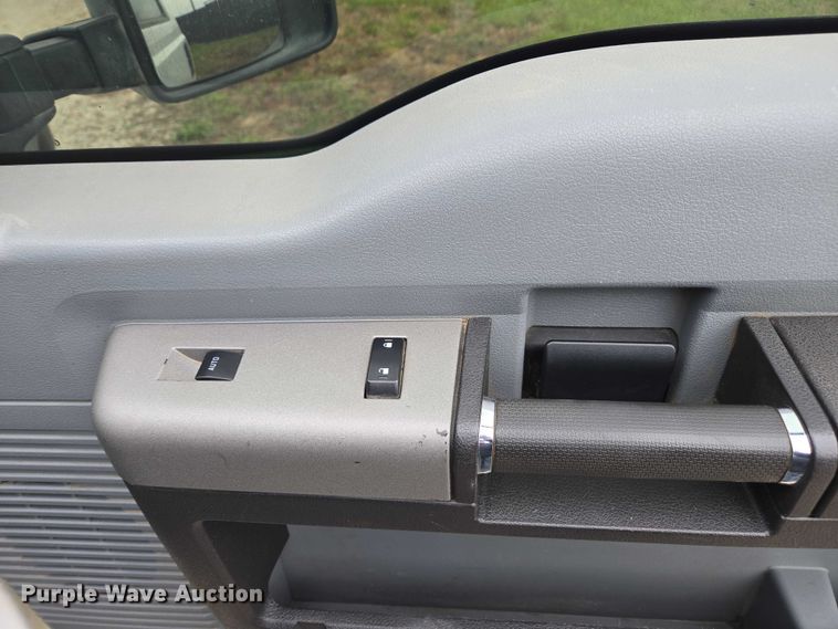 image for item EV5449 2016 Ford F250 Super Duty Crew Cab pickup truck