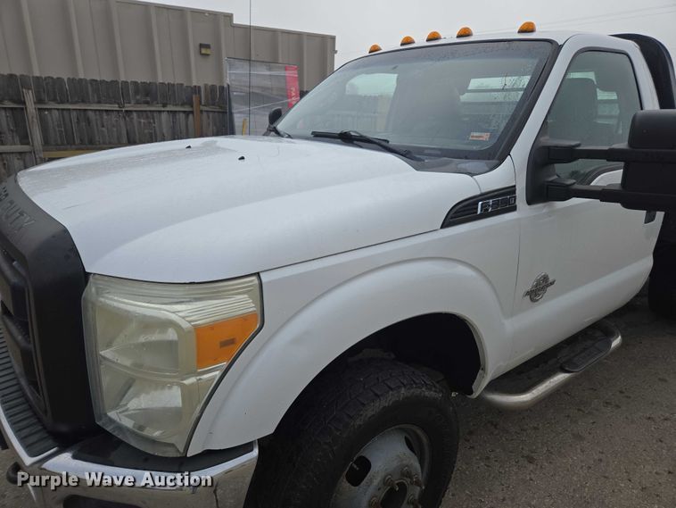 image for item EV5454 2011 Ford F350 flatbed pickup truck