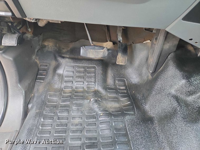 image for item EV5454 2011 Ford F350 flatbed pickup truck