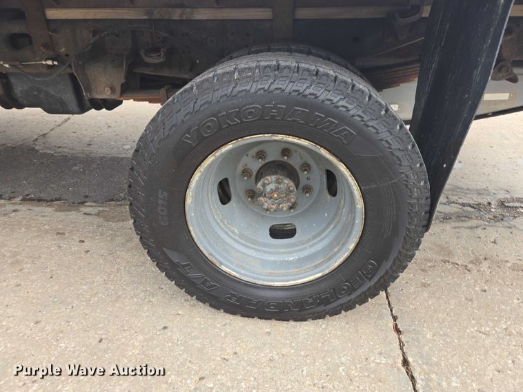 image for item EV5454 2011 Ford F350 flatbed pickup truck