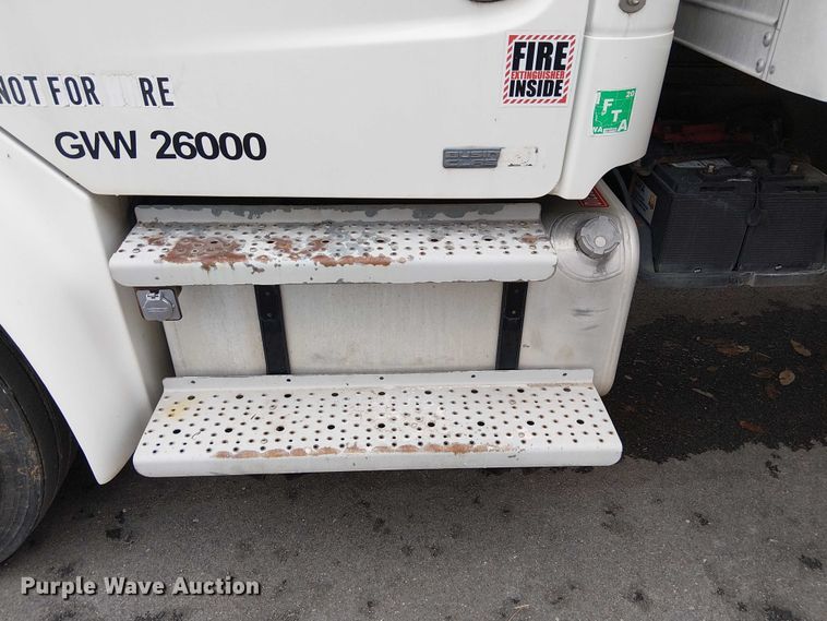 image for item FB4493 2004 Freightliner Business Class M2 box truck