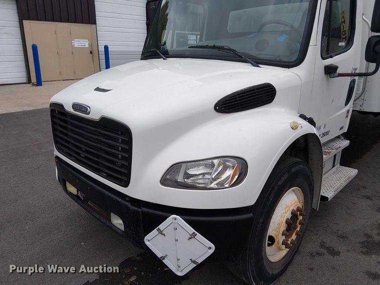 image for item FB4493 2004 Freightliner Business Class M2 box truck