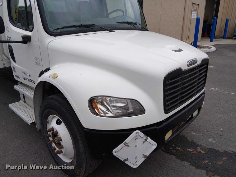 image for item FB4493 2004 Freightliner Business Class M2 box truck