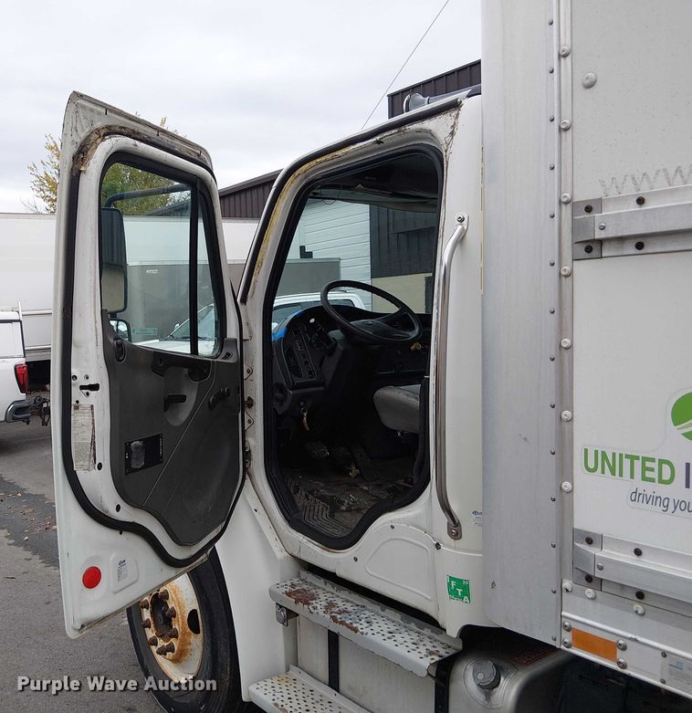 image for item FB4493 2004 Freightliner Business Class M2 box truck