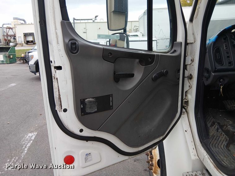 image for item FB4493 2004 Freightliner Business Class M2 box truck