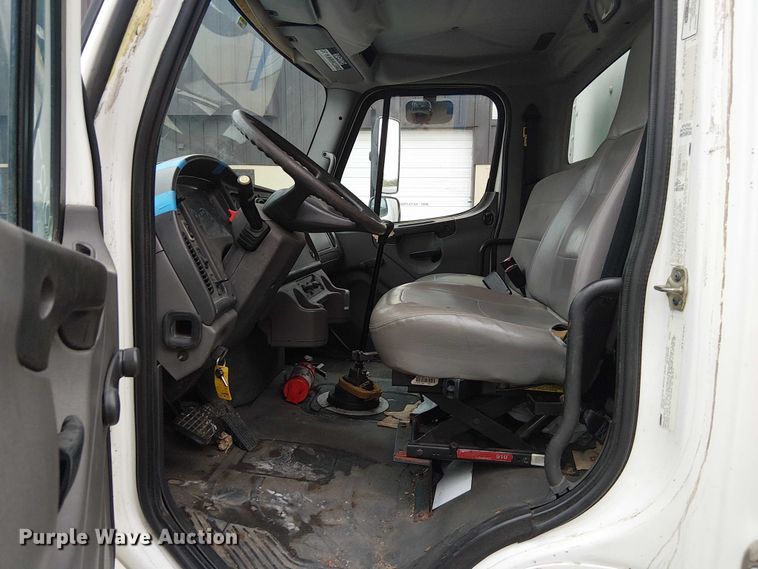 image for item FB4493 2004 Freightliner Business Class M2 box truck