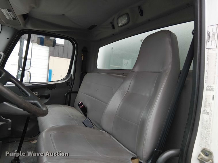 image for item FB4493 2004 Freightliner Business Class M2 box truck