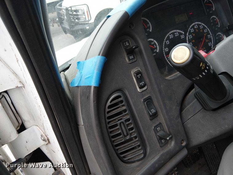 image for item FB4493 2004 Freightliner Business Class M2 box truck