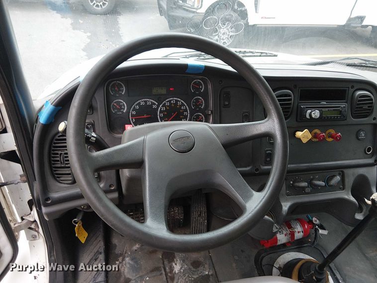 image for item FB4493 2004 Freightliner Business Class M2 box truck