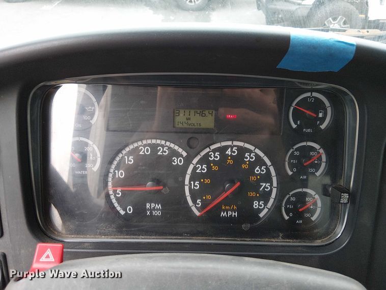 image for item FB4493 2004 Freightliner Business Class M2 box truck