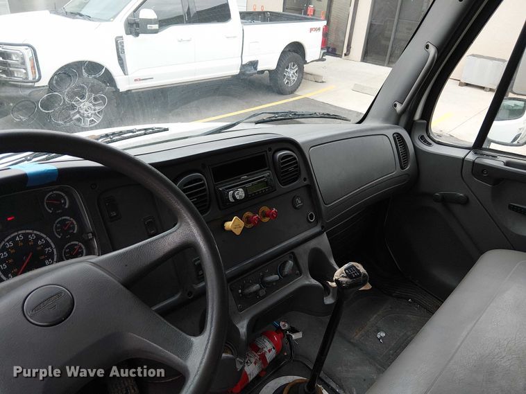 image for item FB4493 2004 Freightliner Business Class M2 box truck