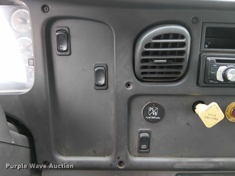 image for item FB4493 2004 Freightliner Business Class M2 box truck