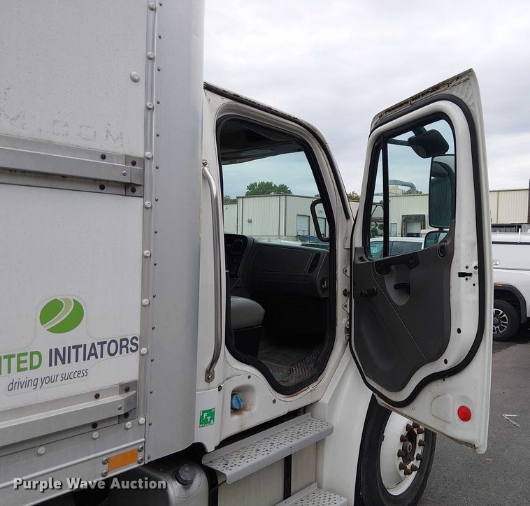 image for item FB4493 2004 Freightliner Business Class M2 box truck