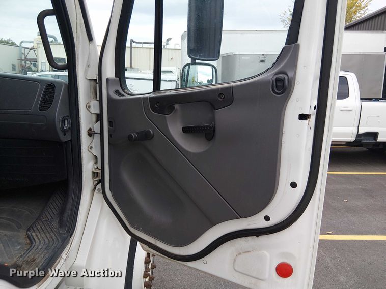 image for item FB4493 2004 Freightliner Business Class M2 box truck