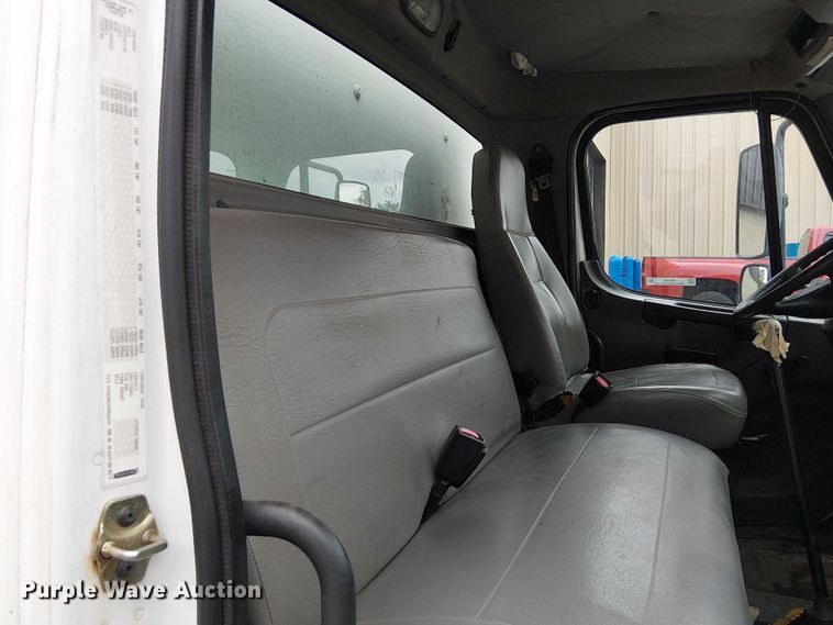 image for item FB4493 2004 Freightliner Business Class M2 box truck