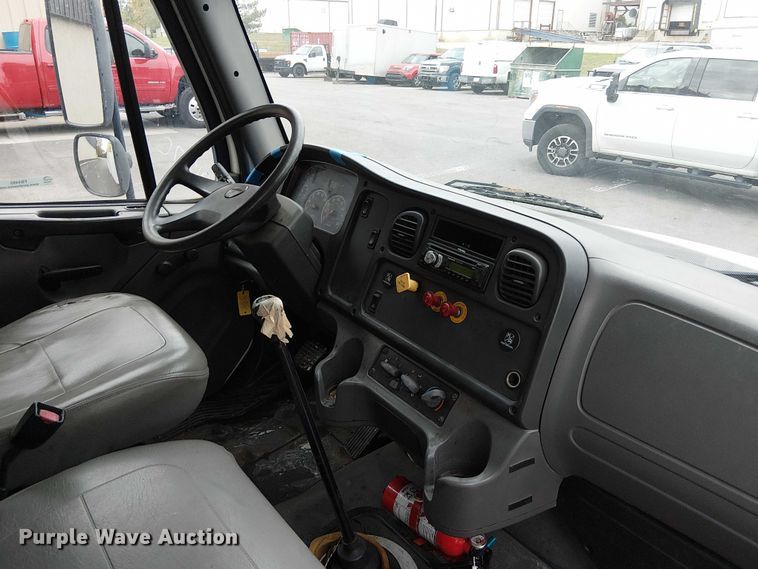 image for item FB4493 2004 Freightliner Business Class M2 box truck