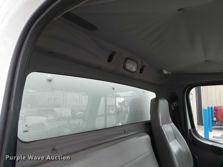 image for item FB4493 2004 Freightliner Business Class M2 box truck