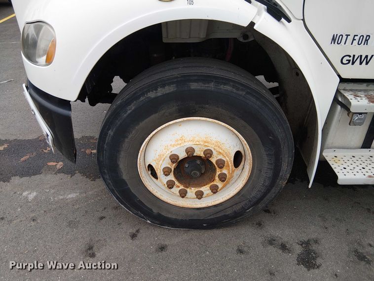 image for item FB4493 2004 Freightliner Business Class M2 box truck