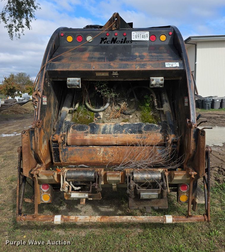 image for item FI0607 2008 International 7400 refuse truck