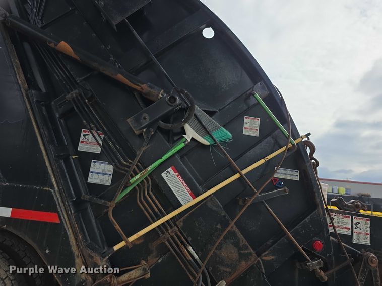 image for item FI0607 2008 International 7400 refuse truck