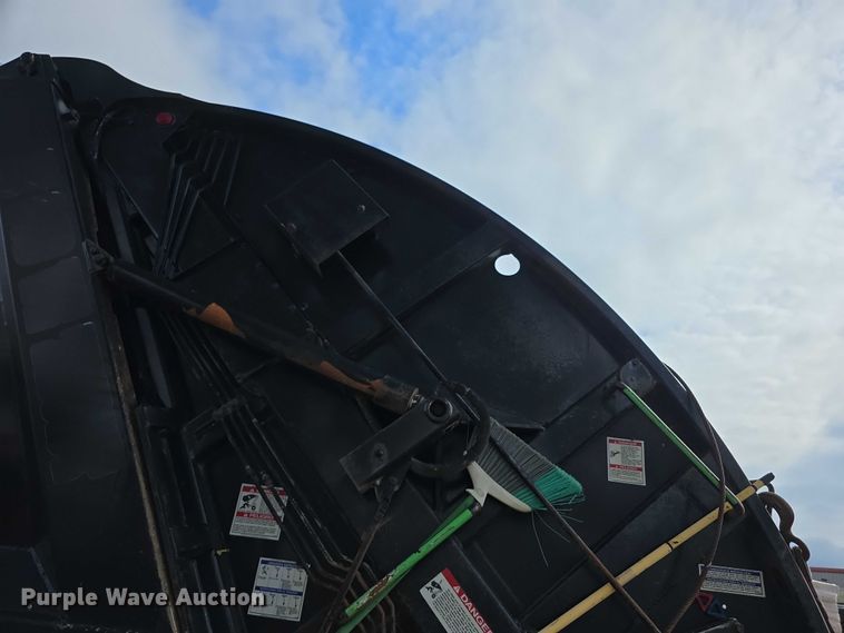 image for item FI0607 2008 International 7400 refuse truck