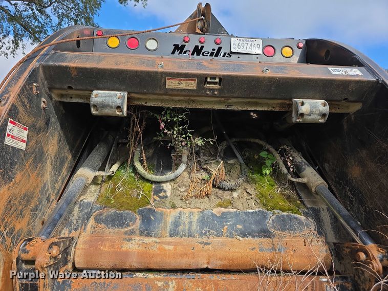 image for item FI0607 2008 International 7400 refuse truck