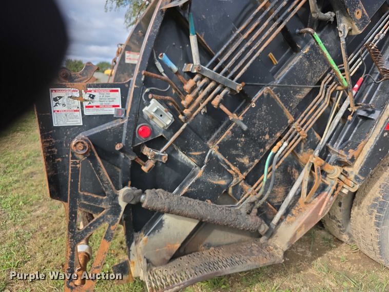 image for item FI0607 2008 International 7400 refuse truck