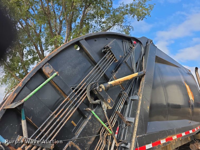 image for item FI0607 2008 International 7400 refuse truck