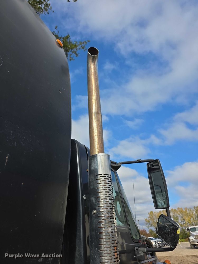 image for item FI0607 2008 International 7400 refuse truck