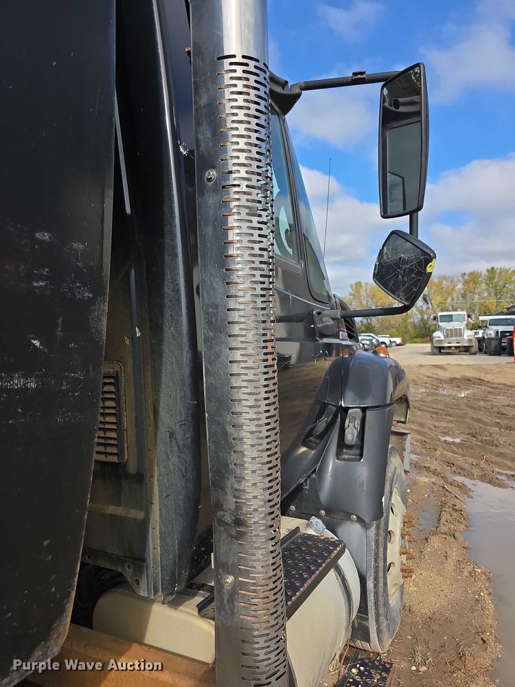 image for item FI0607 2008 International 7400 refuse truck