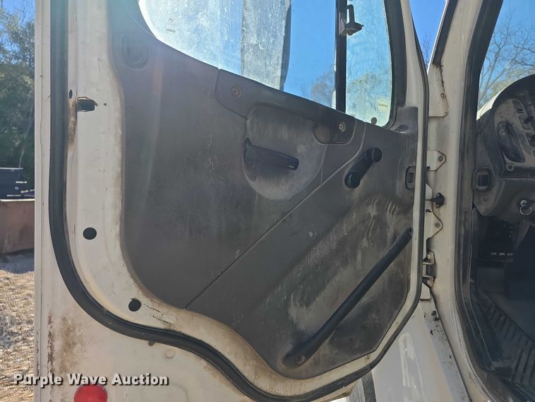 image for item FI0608 2015 Freightliner Business Class M2 refuse truck