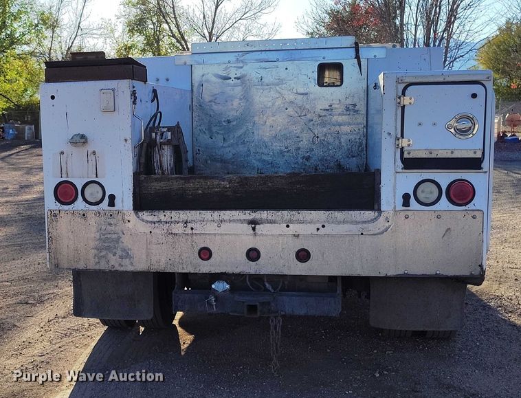 image for item IP9743 2000 Ford F450 Super Duty utility / service truck