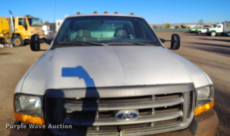 image for item IP9743 2000 Ford F450 Super Duty utility / service truck